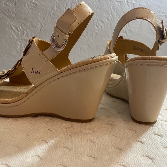 BORN Nude patent leather sandals with 3-D flower embellishments - Picture 8 of 16